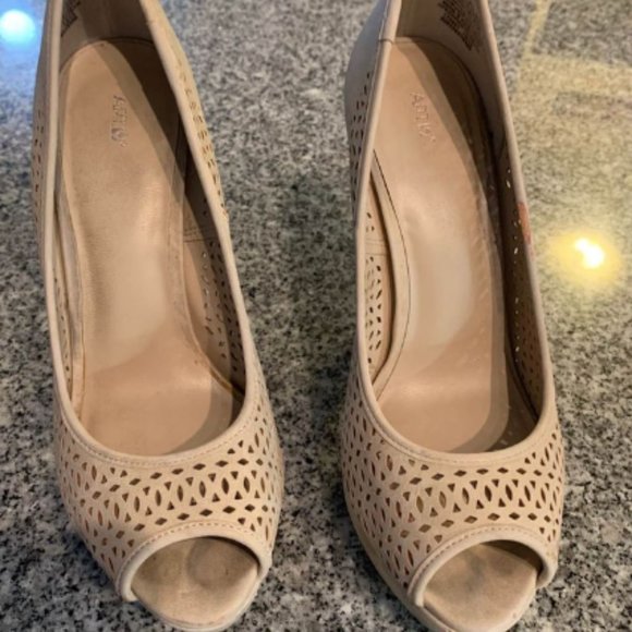 Nude Heels - Picture 1 of 2